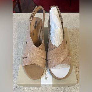 Clarks Women's Beige Cross-Strap Sandals